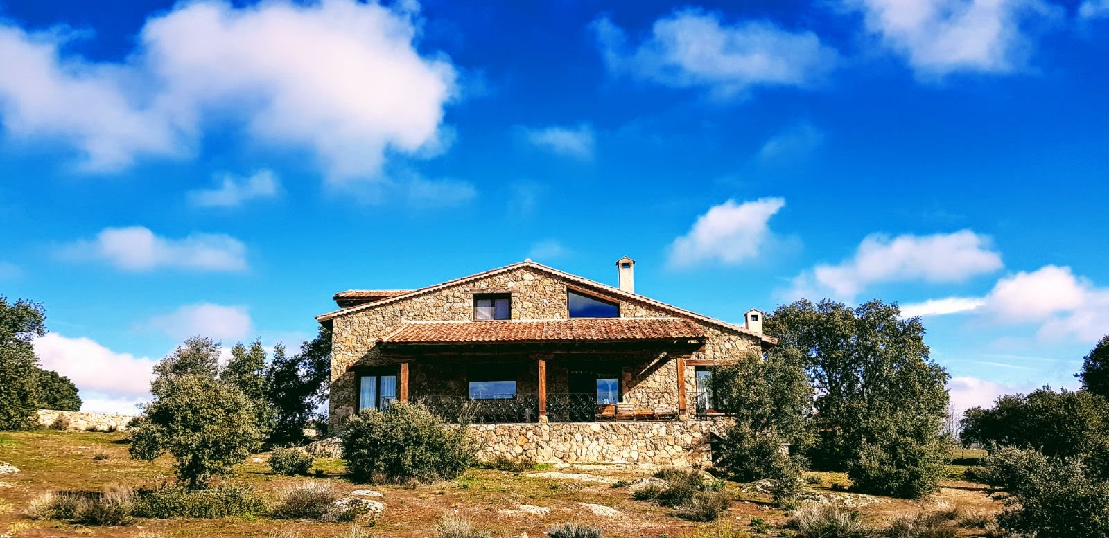 Una casa de campo de Finca Montechico entre encinas