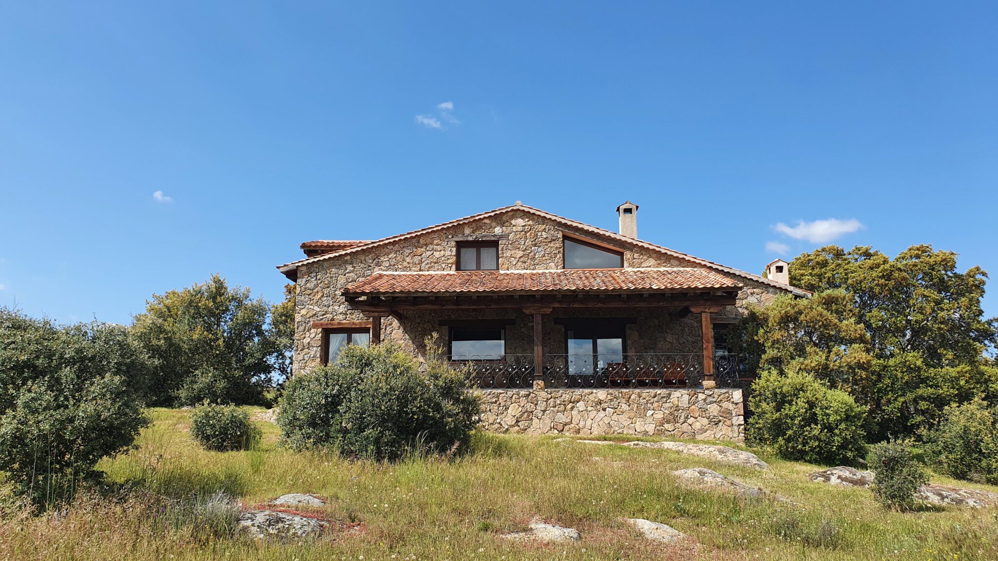 Casa de Piedra, rodeada de encinas